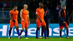 Robben, Babel, Janssen y Depay abandonando el terreno de juego. 