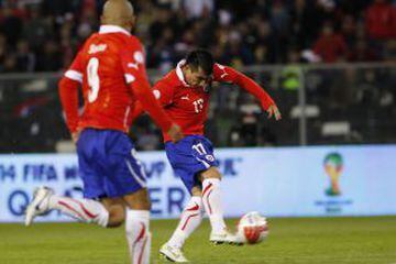 Tras un regular Copa América de Argentina 2011, Gary Medel retomó el buen nivel por 'La Roja', y fue uno de los pilares en la clasificación a Brasil 2014. En la campaña, marcó dos tantos (Perú y Ecuador). En la imagen, el golazo que les anotó a los incaícos.