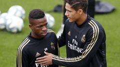 Varane y Vinicius, durante el entrenamiento de este martes con el Real Madrid.