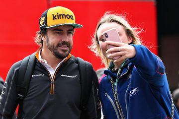 Fernando Alonso fotografiándose junto a una aficionada presente en el circuito de Spa-Francorchamps. 