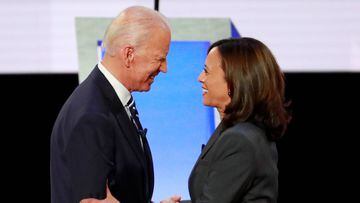 Joe Biden y Kamala Harris se dan la mano antes del inicio de la segunda noche del segundo debate de candidatos dem&oacute;cratas presidenciales de Estados Unidos en 2020 en Detroit, Michigan, Estados Unidos, 31 de julio de 2019.