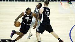 Los Angeles (United States), 03/06/2021.- LA Clippers forward Kawhi Leonard (L) and LA Clippers center Ivica Zubac (R) in action against Dallas Mavericks forward Dorian Finney-Smith during the third quarter of the game 5 of the NBA playoffs between the Da