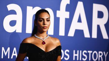 The model, who was the protagonist at the amfAR gala, wore a choker necklace from Chopard, one of the most prestigious houses in the market.