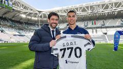 TURIN, ITALY - MARCH 21: Juventus' president Andrea Agnelli awarded Cristiano Ronaldo with a special shirt, created to celebrate 770 goals scored in his career prior to the Serie A match between Juventus and Benevento Calcio at Allianz Stadium on March 21, 2021 in Turin, Italy. (Photo by Daniele Badolato - Juventus FC/Juventus FC via Getty Images)
PUBLICADA 23/03/21 NA MA04 4COL 