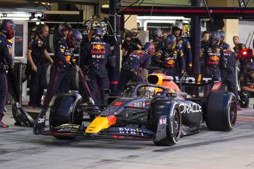 El piloto holandés de Fórmula 1 Max Verstappen de Red Bull Racing durante una parada en boxes  en el Gran Premio de Fórmula Uno de Abu Dhabi en el Circuito Yas Marina de Abu Dhabi.
