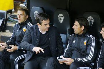 Gary Neville chats to Miguel Ángel Angulo