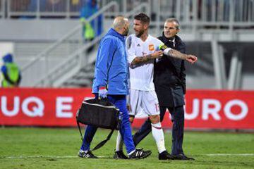 Spain's Sergio Ramos leaves the pitch after injury during the FIFA World Cup 2018 qualification football match Albania vs Spain at the Loro-Borici stadium in Shkoder, on October 9, 2016. / AFP PHOTO / Andrej ISAKOVIC