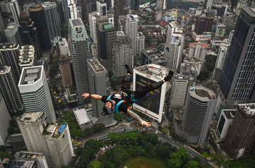 Chris Mcdougall salta desde la plataforma abierta de 300 metros de altura de la emblemática Torre Kuala Lumpur de Malasia durante el Salto Internacional de la Torre en Kuala Lumpur