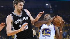 OAKLAND, CA - MAY 14: Kevin Durant #35 of the Golden State Warriors drives with the ball against Pau Gasol #16 of the San Antonio Spurs during Game One of the NBA Western Conference Finals at ORACLE Arena on May 14, 2017 in Oakland, California. NOTE TO USER: User expressly acknowledges and agrees that, by downloading and or using this photograph, User is consenting to the terms and conditions of the Getty Images License Agreement.   Thearon W. Henderson/Getty Images/AFP == FOR NEWSPAPERS, INTERNET, TELCOS &amp; TELEVISION USE ONLY ==