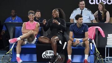 Serena Williams, Rafa Nadal y Novak Djokovic, en un partido de exhibici&oacute;n antes del Open de Australia 2020.