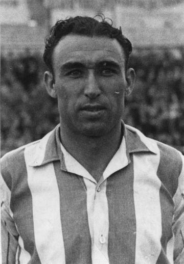 Repartió toda su carrera profesional entre los dos clubes. En el Real Madrid entre 1930 y 1940 y en el Granada entre 1940 y 1943.