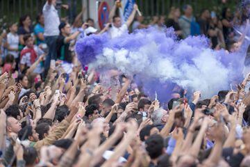 Miles de seguidores se concentraron en la plaza de Cibeles para celebrar con los jugadores del Real Madrid la decimotercera Champions 
