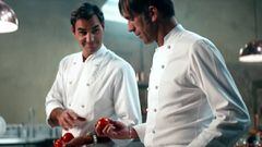 Roger Federer demuestra que tambi&eacute;n es un maestro como cocinero entre fogones