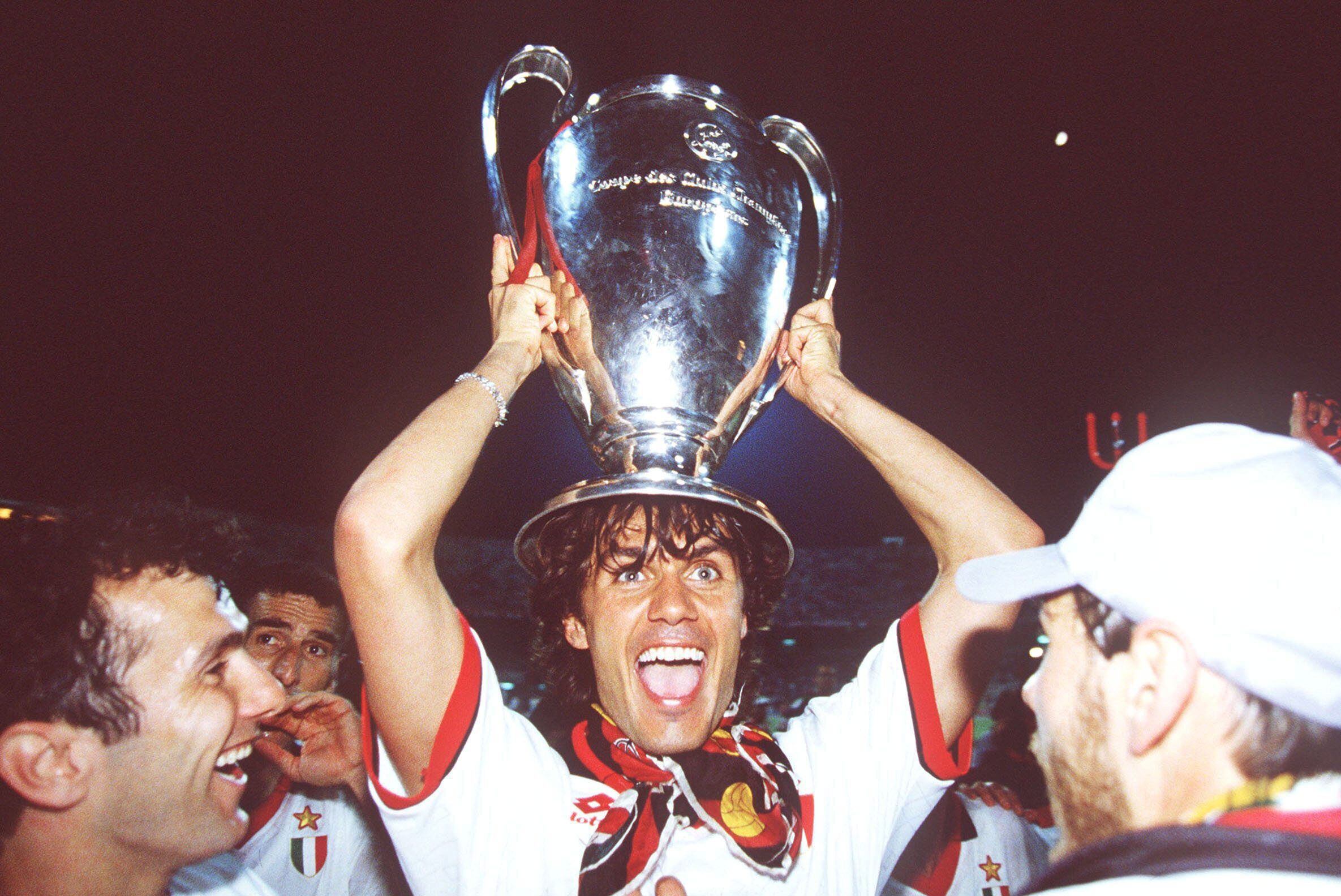 Paolo Maldini es uno de los pocos jugadores de esta lista que no pertenecen al Real Madrid. El ‘One Club Man’ del AC Milan ganó 5 Champions League, tres de ellas cuando todavía eran denominadas como “Copas de Europa”. El defensor italiano fue titular en todas ellas ante: Steaua Bucarest (1988-89, 4-0), Benfica (1989-90, 1-0), Barcelona (1993-94, 4-0), Juventus de Turín [2002-03, (2) 0-0 (3)] y Liverpool (2006-07, 2-1). Esta última, frente a los ingleses, sirvió para redimirse de la perdida dos años atrás en Estanbul.