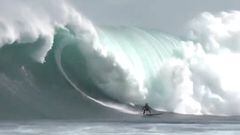 Un surfista surfeando a remo la ola gigante de Dungeons, en Sud&aacute;frica, una de las olas m&aacute;s grandes y peligrosas dle mundo. 