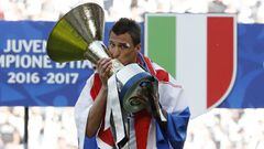 Mario Mandzukic besando el trofeo de la Serie A.