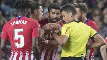 Diego Costa confronts the referee during the Barcelona-Atlético game at Camp Nou in April.