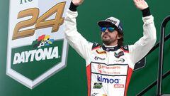 El piloto espa&ntilde;ol Fernando Alonso del equipo &quot;United Autosports&quot; saluda a sus seguidores durante la presentaci&oacute;n de los pilotos previo a la carrera de las 24 Horas de Daytona.