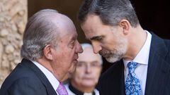 El Rey Felipe VI habla con su padre, el rey em&eacute;rito Juan Carlos I, tras la misa de Resurrecci&oacute;n de 2018 en Palma de Mallorca.