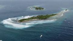 La isla, vista desde arriba con olas rompiendo. 