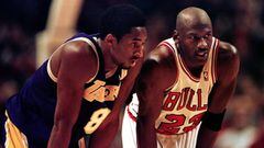 Kobe Bryant y Michael Jordan durante un partido de la NBA entre Los &Aacute;ngeles Lakers y Los Chicago Bulls