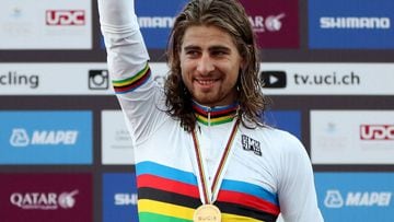 Peter Sagan posa con el maillot arcoiris y la medalla de oro de campe&oacute;n del mundo de ruta tras la prueba celebrada en Qatar.