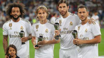 Marcelo, Luka Modric, Sergio Ramos y Eden Hazard posan con el trofeo 'The Best' al mejor once de la temporada.