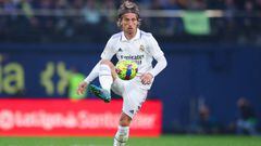Luka Modric controla el balón en el partido de Liga contra el Villarreal.