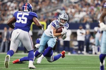 Oct 10, 2021; Arlington, Texas, USA; Dallas Cowboys tight end Dalton Schultz (86) carries the ball against the New York Giants in the first quarter at AT&T Stadium.