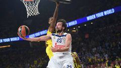 Fenerbahce&#039;s James Nunnally (L) tries to stop Real Madrid&#039;s Sergio Llull (R) during the semi-final basketball match between Fenerbahce Ulker vs Real Madrid at the Euroleague Final Four basketball matches at Sinan Erdem sport Arena on May 19, 201