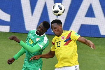 El delantero de Senegal Mbaye Niang disputa el balón con Yerry Mina durante el partido Senegal-Colombia, del Grupo H del Mundial de Fútbol de Rusia 2018, en el Samara Arena de Samara, Rusia, hoy 28 de junio de 2018