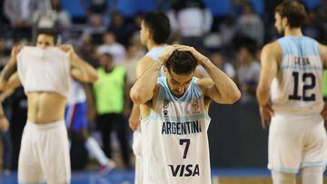 Facundo Campazzo se lleva las manos a la cabeza tras la derrota de Argentina ante la República Dominicana en las Ventanas FIBA.