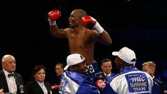 Julius Indongo celebra su victoria ante Ricky Burns por los t&iacute;tulos WBA e IBF del peso superligero.