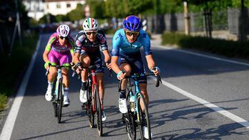 El ciclista italiano Christian Scaroni rueda con el maillot del Astana durante el Giro de Lombardía.