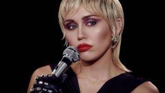 Miley Cyrus y Dua Lipa, acusadas de plagio por su explosivo videoclip 'Prisioner'