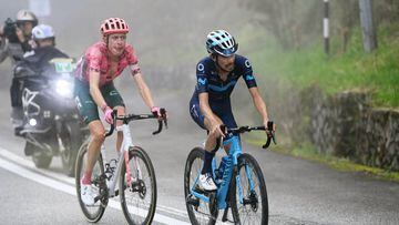 El ciclista colombiano del Movistar Iván Ramiro Sosa y Hugh Carthy, durante la subida final a Genting Highlands en la tercera etapa del Tour de Langkawi.
