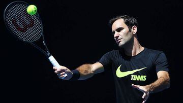 Roger Federer  devuelve una bola durante su entrenamiento de cara al Open de Australia en la pista del Margaret Court Arena.