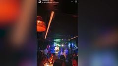 La mujer de Alaba se arranca a cantar en un restaurante de Madrid: canta hasta en español