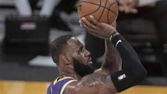 26 February 2021, US, Los Angeles: Los Angeles Lakers&#039; LeBron James takes a free throw during the US NBA basketball match between Los Angeles Lakers and Portland Trailblazers at the Staples Center. Photo: Javier Rojas/Prensa Internacional via ZUMA/dp