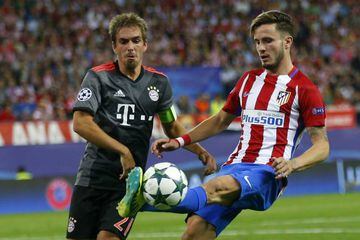 Saúl controls the ball against Bayern for Atleti.
