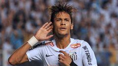 Neymar celebra un gol con el Santos