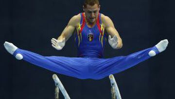 El rumano Cristian Ioan Bataga realiza su ejercicio de paralelas durante la ronda de clasificación.