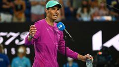 El tenista espa&ntilde;ol Rafa Nadal responde durante la entrevista que le hizo Jim Courier a pie de pista tras su victoria ante Denis Shapovalov en cuartos de final del Open de Australia 2022.