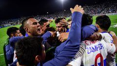 Chile's Universidad Catolica Argentine Fernando Zampedri (R) celebrates with teammates after scoring against Peru's Sporting Cristal during the Copa Libertadores group stage first leg football match, at the San Carlos de Apoquindo in Santiago, on April 12, 2022. (Photo by MARTIN BERNETTI / AFP)