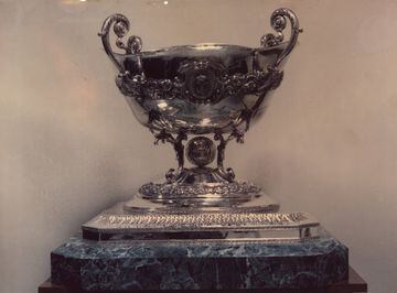 Trofeo del Torneo Santiafo Bernabéu en ediciones posteriores. El Trofeo reposaba sobre una peana de mármol.