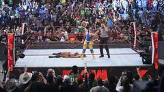 Nikki Cross festeja su victoria por el Campeonato Femenino de Raw.