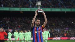 Busquets ofrece el trofeo de la Supercopa a la afición del Barça.