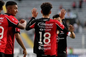 Ángel Márquez celebra con sus compañeros su gol en el Jalisco