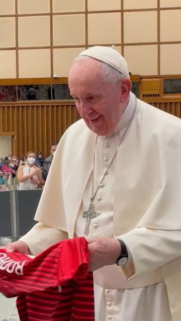 La cara del Papa Francisco al recibir la camiseta de Cristiano de manos de su madre
