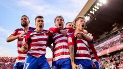 Los jugadores del Granada celebran la victoria y el ascenso.
